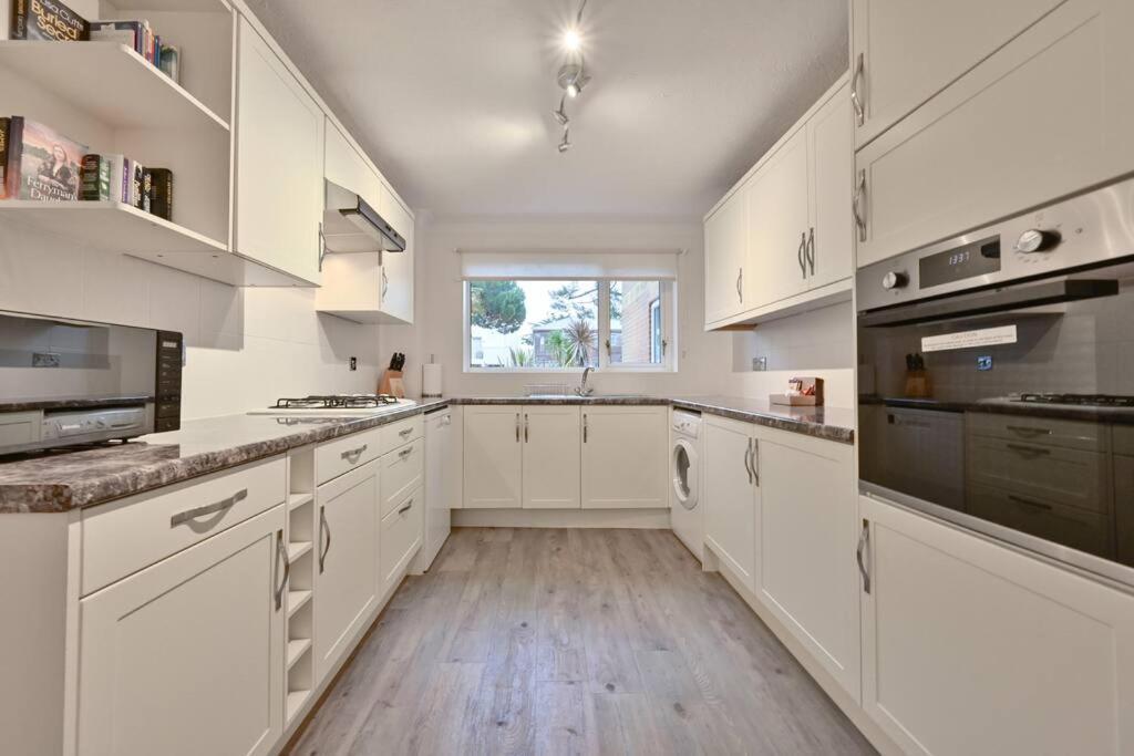 Spacious Sandbanks Apartment Near Beach And Bars With Free Parking Пул Экстерьер фото